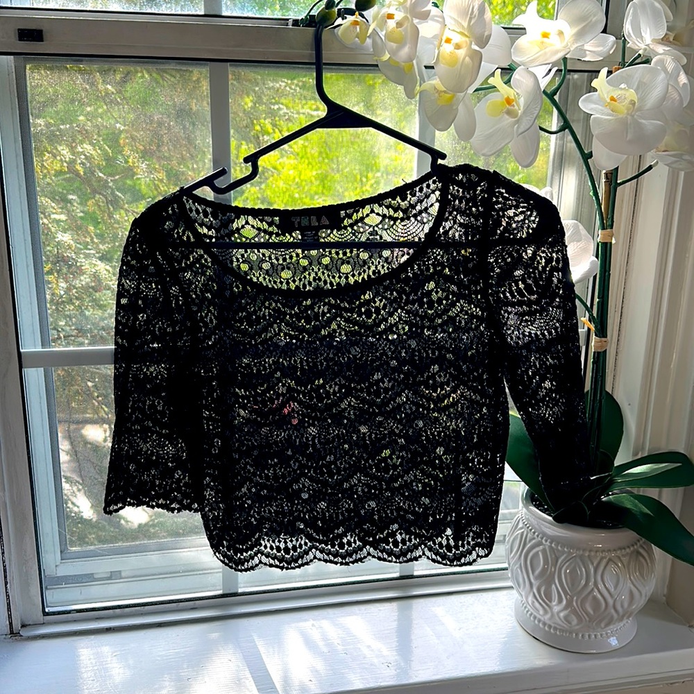 Lace cropped top